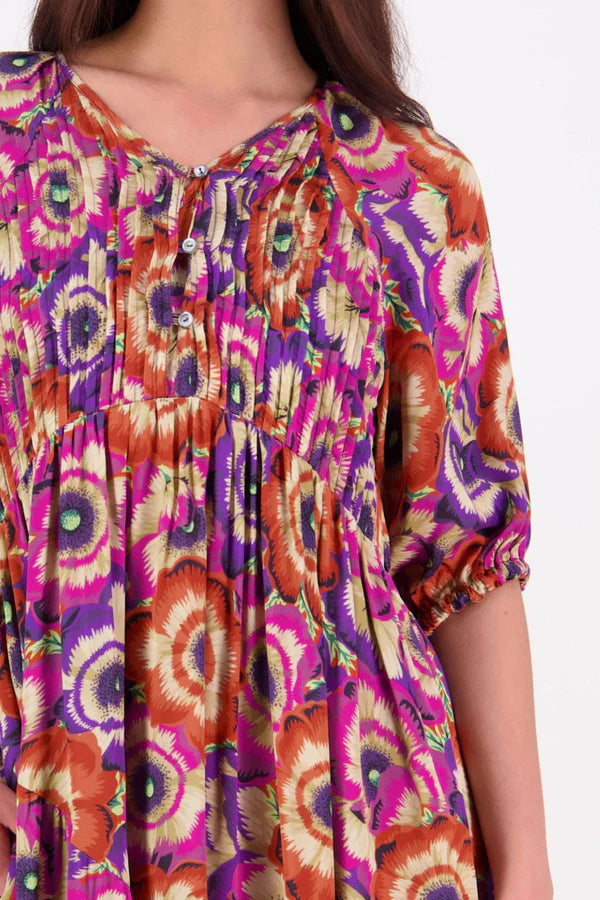 The N-E-S Leah Dress is a full-length maxi designed for elegant ease. It features a subtle bubble sleeve, V-neckline with a 2-button loop placket, and delicate pin pleat detailing at the front. A softly gathered, elasticated back and diagonal seam create fullness through the skirt for floaty movement. Finished with a cotton-lined skirt and side seam pockets, it’s a beautifully balanced blend of comfort and style.
viscoes sateen georgette. Designed 
and made in NZ