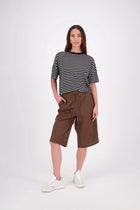 The N-E-S Rita Short is an easy update to our classic Gin Short, crafted in a breathable linen-cotton blend. Featuring a single front leg pleat for subtle shape, angled front pockets, and an elasticated back waistband for comfort. A decorative front drawcord adds detail, with a length finishing just below the knee—perfect for relaxed yet polished summer dressing.

White colourway has a 1/2 liner in a cotton voile
Our model is 174cm and wear a XS (8)
Composition: Linen Cotton
Designed and Made in New Zealand