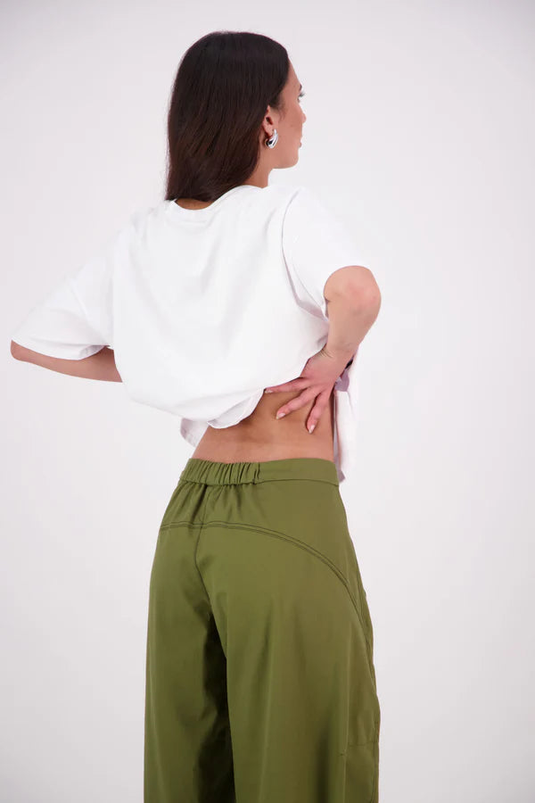 The N-E-S Demi Pant brings a fresh utilitarian feel to everyday dressing, featuring the much-loved Gin Pant upper. With a side seam zip, elasticated back waistband for comfort, and front pockets, it’s finished with barrel-style seams that taper at the hem for a flattering shape. Contrast topstitching adds a bold, modern touch. An easy-wearing style designed for movement and versatility.Composition: Kale pop - cotton twill | Black - cotton, nylon. designed & made in NZ