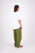 The N-E-S Demi Pant brings a fresh utilitarian feel to everyday dressing, featuring the much-loved Gin Pant upper. With a side seam zip, elasticated back waistband for comfort, and front pockets, it’s finished with barrel-style seams that taper at the hem for a flattering shape. Contrast topstitching adds a bold, modern touch. An easy-wearing style designed for movement and versatility.Composition: Kale pop - cotton twill | Black - cotton, nylon. designed & made in NZ