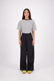 The N-E-S Rita Pant is a full-length take on our bestselling short, crafted in a breathable linen-cotton blend with a relaxed silhouette and subtle front leg pleat. Featuring angled front pockets, a flat front with a decorative drawcord, and an elasticated back waistband for all-day ease. The white colourway includes a half lining in soft cotton voile for added coverage and comfort.

Our model is 174cm and wears a XS (8)

Composition: Linen Cotton

Designed and Made in New Zealand
