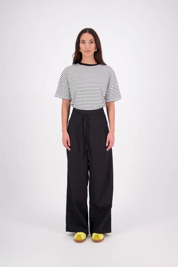 The N-E-S Rita Pant is a full-length take on our bestselling short, crafted in a breathable linen-cotton blend with a relaxed silhouette and subtle front leg pleat. Featuring angled front pockets, a flat front with a decorative drawcord, and an elasticated back waistband for all-day ease. The white colourway includes a half lining in soft cotton voile for added coverage and comfort.

Our model is 174cm and wears a XS (8)

Composition: Linen Cotton

Designed and Made in New Zealand