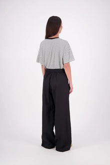 The N-E-S Rita Pant is a full-length take on our bestselling short, crafted in a breathable linen-cotton blend with a relaxed silhouette and subtle front leg pleat. Featuring angled front pockets, a flat front with a decorative drawcord, and an elasticated back waistband for all-day ease. The white colourway includes a half lining in soft cotton voile for added coverage and comfort.

Our model is 174cm and wears a XS (8)

Composition: Linen Cotton

Designed and Made in New Zealand