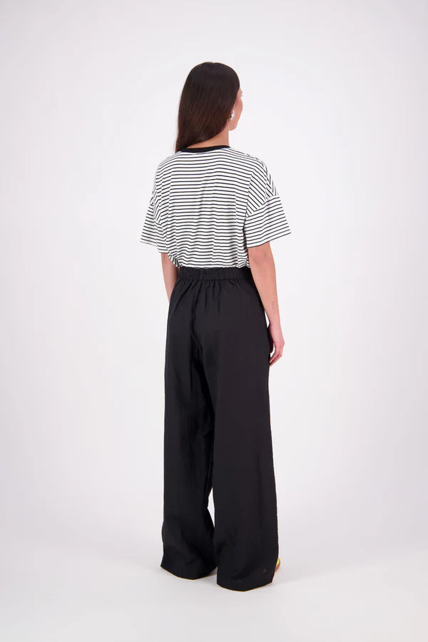 The N-E-S Rita Pant is a full-length take on our bestselling short, crafted in a breathable linen-cotton blend with a relaxed silhouette and subtle front leg pleat. Featuring angled front pockets, a flat front with a decorative drawcord, and an elasticated back waistband for all-day ease. The white colourway includes a half lining in soft cotton voile for added coverage and comfort.

Our model is 174cm and wears a XS (8)

Composition: Linen Cotton

Designed and Made in New Zealand