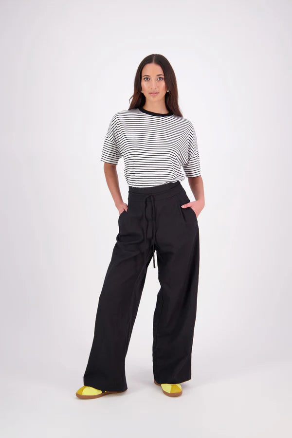 The N-E-S Rita Pant is a full-length take on our bestselling short, crafted in a breathable linen-cotton blend with a relaxed silhouette and subtle front leg pleat. Featuring angled front pockets, a flat front with a decorative drawcord, and an elasticated back waistband for all-day ease. The white colourway includes a half lining in soft cotton voile for added coverage and comfort.

Our model is 174cm and wears a XS (8)

Composition: Linen Cotton

Designed and Made in New Zealand