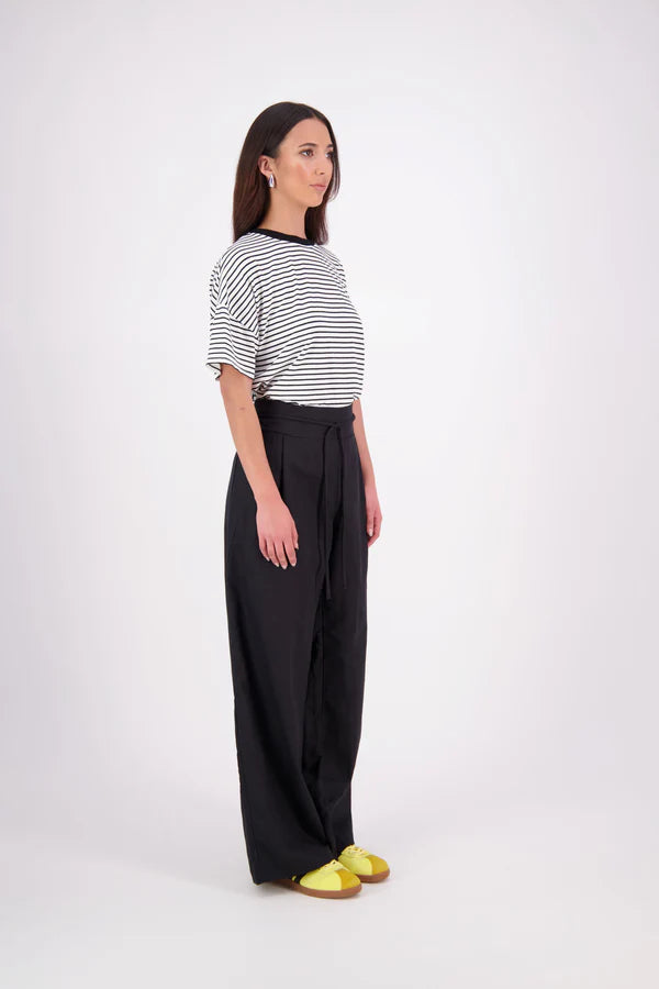 The N-E-S Rita Pant is a full-length take on our bestselling short, crafted in a breathable linen-cotton blend with a relaxed silhouette and subtle front leg pleat. Featuring angled front pockets, a flat front with a decorative drawcord, and an elasticated back waistband for all-day ease. The white colourway includes a half lining in soft cotton voile for added coverage and comfort.

Our model is 174cm and wears a XS (8)

Composition: Linen Cotton

Designed and Made in New Zealand