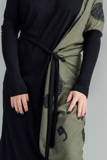 NES Legend Dress is a stylish contrast fabric dress that effortlessly combines a woven print fabric with a soft, stretchy viscose for the perfect blend of comfort and style. This versatile piece is ideal for both work and casual wear, and can easily transition through the seasons
