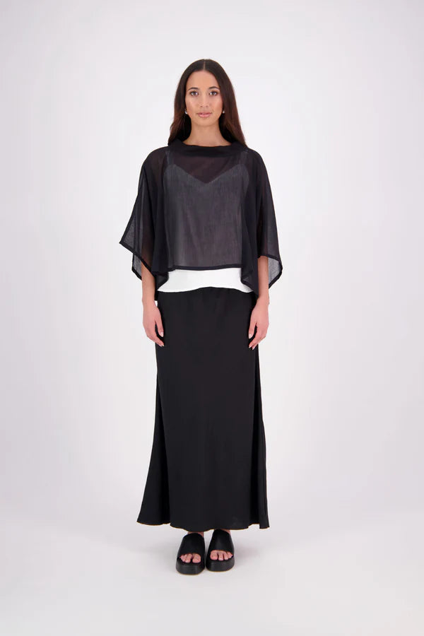 Lia Layame – A Fresh Take on a N-E-S Favourite

Inspired by our best-selling Kio Top, the N-E-S Lia Layame is crafted in lightweight crinkle cotton chiffon with a structured ponte neckline for contrast and shape. Perfect for layering or wearing solo, this easy, elevated essential brings effortless style to your everyday wardrobe.

Our model is 174cm and wear a the one size fits all.

Composition: cotton crinkle shiffon | ponte