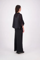 Lia Layame – A Fresh Take on a N-E-S Favourite

Inspired by our best-selling Kio Top, the N-E-S Lia Layame is crafted in lightweight crinkle cotton chiffon with a structured ponte neckline for contrast and shape. Perfect for layering or wearing solo, this easy, elevated essential brings effortless style to your everyday wardrobe.

Our model is 174cm and wear a the one size fits all.

Composition: cotton crinkle shiffon | ponte