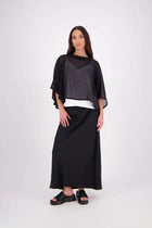 Lia Layame – A Fresh Take on a N-E-S Favourite

Inspired by our best-selling Kio Top, the N-E-S Lia Layame is crafted in lightweight crinkle cotton chiffon with a structured ponte neckline for contrast and shape. Perfect for layering or wearing solo, this easy, elevated essential brings effortless style to your everyday wardrobe.

Our model is 174cm and wear a the one size fits all.

Composition: cotton crinkle shiffon | ponte