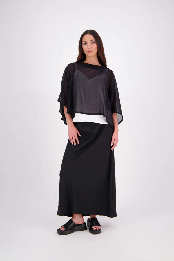 Lia Layame – A Fresh Take on a N-E-S Favourite

Inspired by our best-selling Kio Top, the N-E-S Lia Layame is crafted in lightweight crinkle cotton chiffon with a structured ponte neckline for contrast and shape. Perfect for layering or wearing solo, this easy, elevated essential brings effortless style to your everyday wardrobe.

Our model is 174cm and wear a the one size fits all.

Composition: cotton crinkle shiffon | ponte