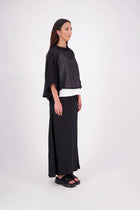 Lia Layame – A Fresh Take on a N-E-S Favourite

Inspired by our best-selling Kio Top, the N-E-S Lia Layame is crafted in lightweight crinkle cotton chiffon with a structured ponte neckline for contrast and shape. Perfect for layering or wearing solo, this easy, elevated essential brings effortless style to your everyday wardrobe.

Our model is 174cm and wear a the one size fits all.

Composition: cotton crinkle shiffon | ponte