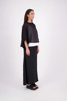 Lia Layame – A Fresh Take on a N-E-S Favourite

Inspired by our best-selling Kio Top, the N-E-S Lia Layame is crafted in lightweight crinkle cotton chiffon with a structured ponte neckline for contrast and shape. Perfect for layering or wearing solo, this easy, elevated essential brings effortless style to your everyday wardrobe.

Our model is 174cm and wear a the one size fits all.

Composition: cotton crinkle shiffon | ponte