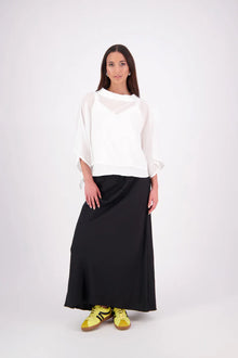Lia Layame – A Fresh Take on a N-E-S Favourite

Inspired by our best-selling Kio Top, the N-E-S Lia Layame is crafted in lightweight crinkle cotton chiffon with a structured ponte neckline for contrast and shape. Perfect for layering or wearing solo, this easy, elevated essential brings effortless style to your everyday wardrobe.

Our model is 174cm and wear a the one size fits all.

Composition: cotton crinkle shiffon | ponte