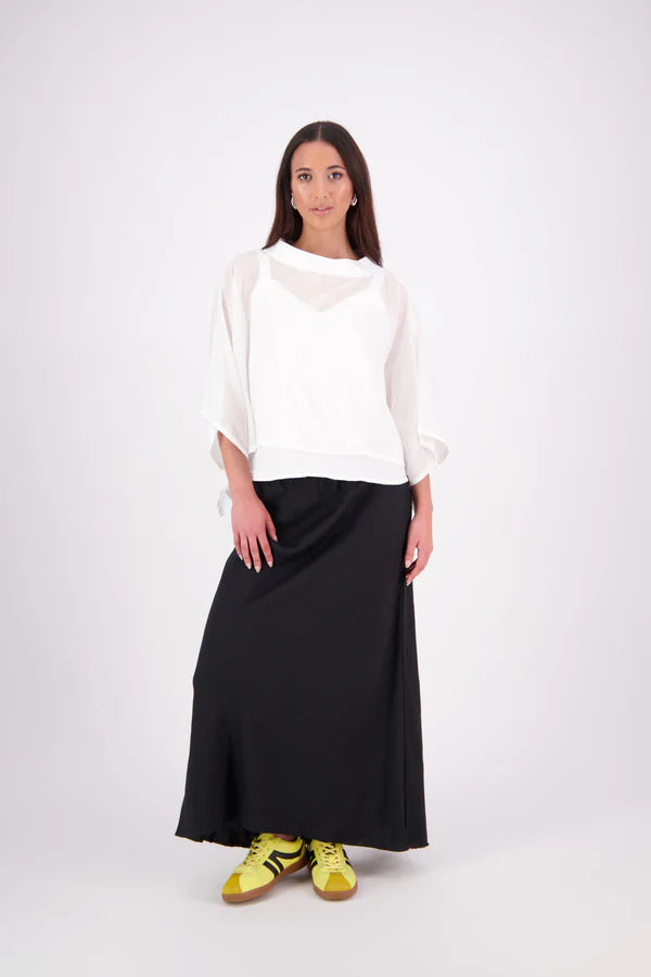 Lia Layame – A Fresh Take on a N-E-S Favourite

Inspired by our best-selling Kio Top, the N-E-S Lia Layame is crafted in lightweight crinkle cotton chiffon with a structured ponte neckline for contrast and shape. Perfect for layering or wearing solo, this easy, elevated essential brings effortless style to your everyday wardrobe.

Our model is 174cm and wear a the one size fits all.

Composition: cotton crinkle shiffon | ponte