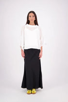 Lia Layame – A Fresh Take on a N-E-S Favourite

Inspired by our best-selling Kio Top, the N-E-S Lia Layame is crafted in lightweight crinkle cotton chiffon with a structured ponte neckline for contrast and shape. Perfect for layering or wearing solo, this easy, elevated essential brings effortless style to your everyday wardrobe.

Our model is 174cm and wear a the one size fits all.

Composition: cotton crinkle shiffon | ponte