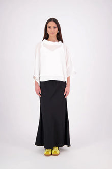 Lia Layame – A Fresh Take on a N-E-S Favourite

Inspired by our best-selling Kio Top, the N-E-S Lia Layame is crafted in lightweight crinkle cotton chiffon with a structured ponte neckline for contrast and shape. Perfect for layering or wearing solo, this easy, elevated essential brings effortless style to your everyday wardrobe.

Our model is 174cm and wear a the one size fits all.

Composition: cotton crinkle shiffon | ponte
