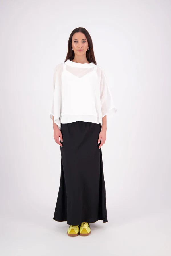 Lia Layame – A Fresh Take on a N-E-S Favourite

Inspired by our best-selling Kio Top, the N-E-S Lia Layame is crafted in lightweight crinkle cotton chiffon with a structured ponte neckline for contrast and shape. Perfect for layering or wearing solo, this easy, elevated essential brings effortless style to your everyday wardrobe.

Our model is 174cm and wear a the one size fits all.

Composition: cotton crinkle shiffon | ponte