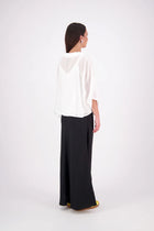 Lia Layame – A Fresh Take on a N-E-S Favourite

Inspired by our best-selling Kio Top, the N-E-S Lia Layame is crafted in lightweight crinkle cotton chiffon with a structured ponte neckline for contrast and shape. Perfect for layering or wearing solo, this easy, elevated essential brings effortless style to your everyday wardrobe.

Our model is 174cm and wear a the one size fits all.

Composition: cotton crinkle shiffon | ponte