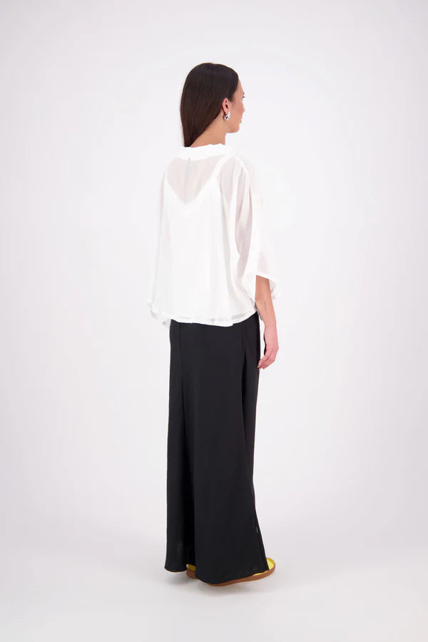 Lia Layame – A Fresh Take on a N-E-S Favourite

Inspired by our best-selling Kio Top, the N-E-S Lia Layame is crafted in lightweight crinkle cotton chiffon with a structured ponte neckline for contrast and shape. Perfect for layering or wearing solo, this easy, elevated essential brings effortless style to your everyday wardrobe.

Our model is 174cm and wear a the one size fits all.

Composition: cotton crinkle shiffon | ponte