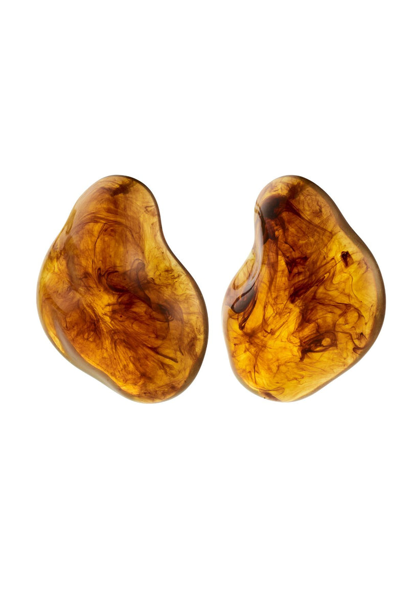 PILGRIM | LIAN EARRINGS GOLD-PLATED / BROWN
Statement design with lava vibes
Rich brown tones reminiscent of amber
Measures 40mm in length
Suitable for both casual and dressed-up looks
Crafted from 100% Recycled materials
99% Recycled Acrylic, 1% Recycled Stainless steel
