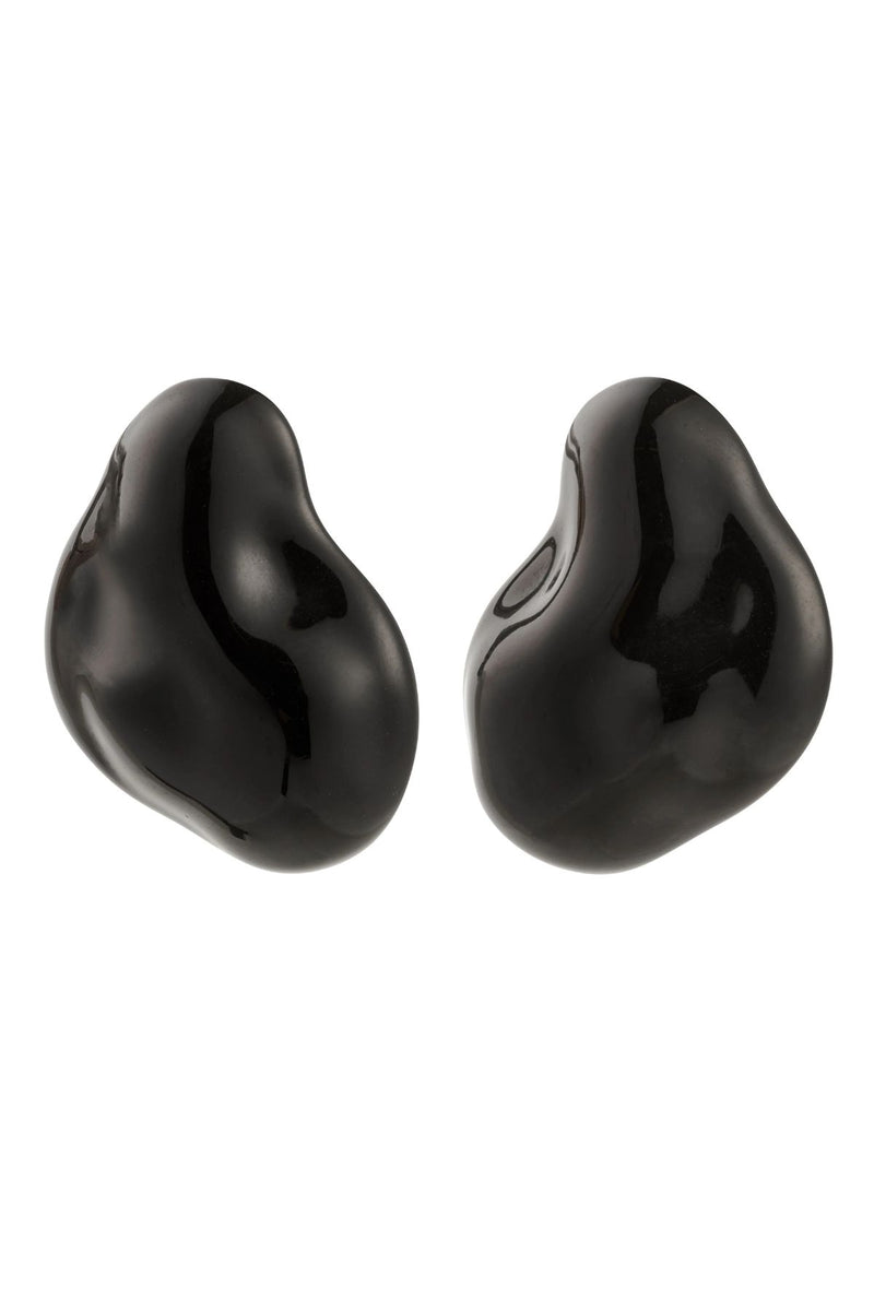 PILGRIM | LIAN RECYCLED BLACK EARRINGS - SILVER PLATED

Unleash your bold side! Add an edgy twist to your style with the statement-ready LIAN earrings from Pilgrim! Crafted in deep black recycled acrylic with an organic, fluid shape that radiates strength and confidence. Perfect for those who love to express their distinctive style with a cool edge. Style them with an oversized blazer and chunky boots for an urban-chic appearance, or pair with a slip dress for a contrasting look.