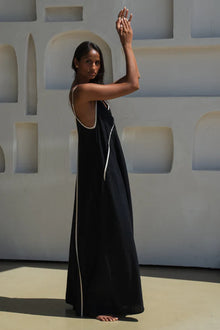 LILLY PILLY | AZALEA LINEN DRESS&nbsp;

Your new go-to flowy maxi linen dress made from 100% EUROPEAN FLAX® certified linen. Featuring a relaxed fit &amp; flattering V neckline, she’s effortlessly chic and comfy all day long. The contrast binding adds a subtle detail, while adjustable shoulder straps make sure the fit is just right. Plus pockets on the front contrast bind. Petite and curvy-bust friendly.