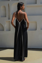 LILLY PILLY | AZALEA LINEN DRESS&nbsp;

Your new go-to flowy maxi linen dress made from 100% EUROPEAN FLAX® certified linen. Featuring a relaxed fit &amp; flattering V neckline, she’s effortlessly chic and comfy all day long. The contrast binding adds a subtle detail, while adjustable shoulder straps make sure the fit is just right. Plus pockets on the front contrast bind. Petite and curvy-bust friendly.