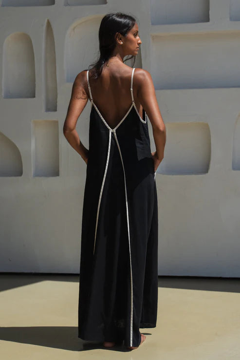 LILLY PILLY | AZALEA LINEN DRESS&nbsp;

Your new go-to flowy maxi linen dress made from 100% EUROPEAN FLAX® certified linen. Featuring a relaxed fit &amp; flattering V neckline, she’s effortlessly chic and comfy all day long. The contrast binding adds a subtle detail, while adjustable shoulder straps make sure the fit is just right. Plus pockets on the front contrast bind. Petite and curvy-bust friendly.