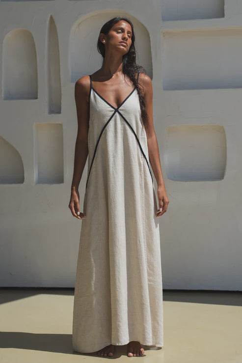 LILLY PILLY | AZALEA LINEN DRESS&nbsp;

Your new go-to flowy maxi linen dress made from 100% EUROPEAN FLAX® certified linen. Featuring a relaxed fit &amp; flattering V neckline, she’s effortlessly chic and comfy all day long. The contrast binding adds a subtle detail, while adjustable shoulder straps make sure the fit is just right. Plus pockets on the front contrast bind. Petite and curvy-bust friendly.