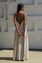 LILLY PILLY | AZALEA LINEN DRESS&nbsp;

Your new go-to flowy maxi linen dress made from 100% EUROPEAN FLAX® certified linen. Featuring a relaxed fit &amp; flattering V neckline, she’s effortlessly chic and comfy all day long. The contrast binding adds a subtle detail, while adjustable shoulder straps make sure the fit is just right. Plus pockets on the front contrast bind. Petite and curvy-bust friendly.