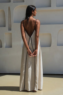 LILLY PILLY | AZALEA LINEN DRESS&nbsp;

Your new go-to flowy maxi linen dress made from 100% EUROPEAN FLAX® certified linen. Featuring a relaxed fit &amp; flattering V neckline, she’s effortlessly chic and comfy all day long. The contrast binding adds a subtle detail, while adjustable shoulder straps make sure the fit is just right. Plus pockets on the front contrast bind. Petite and curvy-bust friendly.