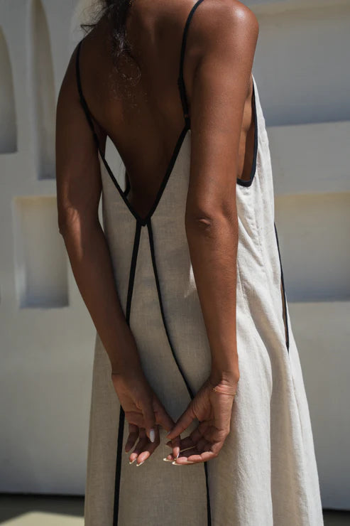 LILLY PILLY | AZALEA LINEN DRESS&nbsp;

Your new go-to flowy maxi linen dress made from 100% EUROPEAN FLAX® certified linen. Featuring a relaxed fit &amp; flattering V neckline, she’s effortlessly chic and comfy all day long. The contrast binding adds a subtle detail, while adjustable shoulder straps make sure the fit is just right. Plus pockets on the front contrast bind. Petite and curvy-bust friendly.