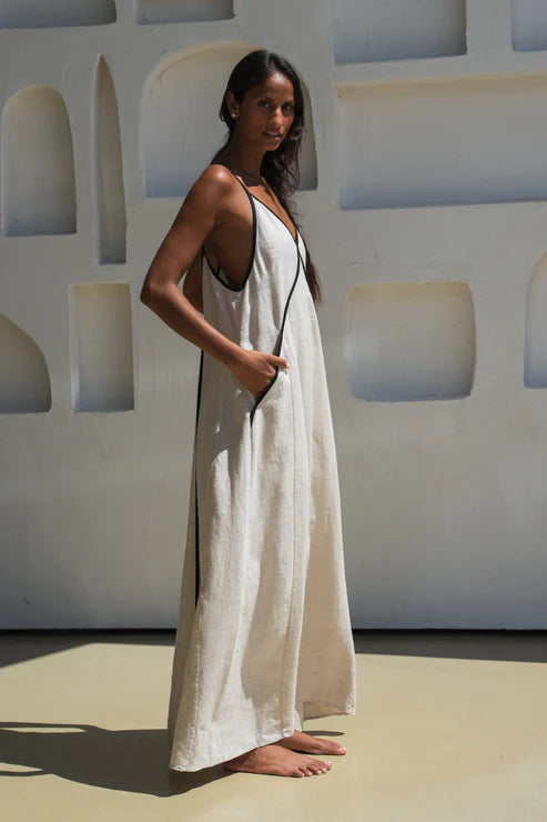 LILLY PILLY | AZALEA LINEN DRESS&nbsp;

Your new go-to flowy maxi linen dress made from 100% EUROPEAN FLAX® certified linen. Featuring a relaxed fit &amp; flattering V neckline, she’s effortlessly chic and comfy all day long. The contrast binding adds a subtle detail, while adjustable shoulder straps make sure the fit is just right. Plus pockets on the front contrast bind. Petite and curvy-bust friendly.