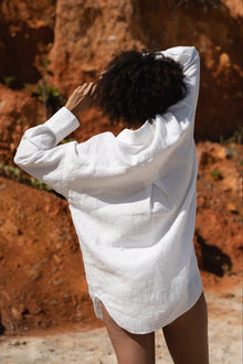 The signature LILLY PILLY KIRRA LINEN SHIRT is a all year round wardrobe staple. This oversized shirt features a hi-low curved hem for a flattering fit, and natural buttons made from Corozo, Coconut, or Shell. Dress it up or down with our linen pants,&nbsp;or throw it on as a beach cover up.