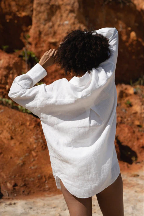 The signature LILLY PILLY KIRRA LINEN SHIRT is a all year round wardrobe staple. This oversized shirt features a hi-low curved hem for a flattering fit, and natural buttons made from Corozo, Coconut, or Shell. Dress it up or down with our linen pants,&nbsp;or throw it on as a beach cover up.