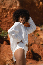 The signature LILLY PILLY KIRRA LINEN SHIRT is a all year round wardrobe staple. This oversized shirt features a hi-low curved hem for a flattering fit, and natural buttons made from Corozo, Coconut, or Shell. Dress it up or down with our linen pants,&nbsp;or throw it on as a beach cover up.