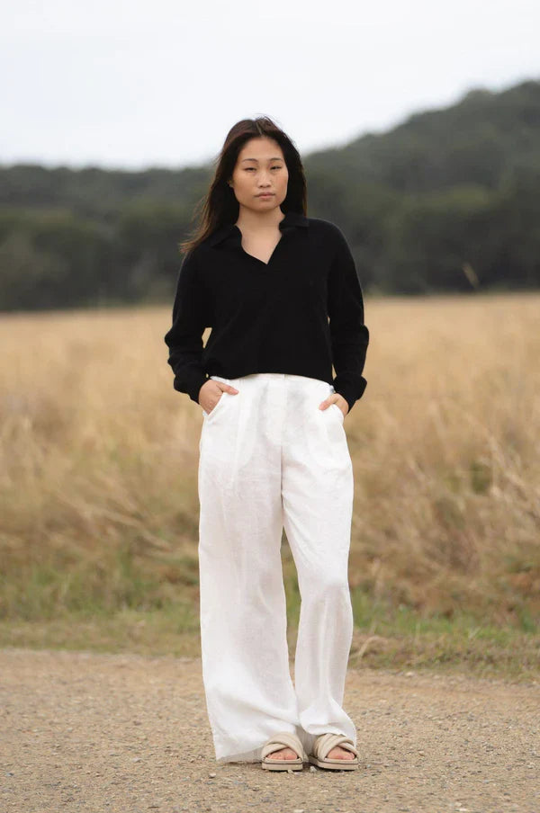 LILLY PILLY, Emma Knit. Black Colour. 70% Wool, 30% Cashmere, Super soft hand feel
Light weight but keeps you warm
Collar design.