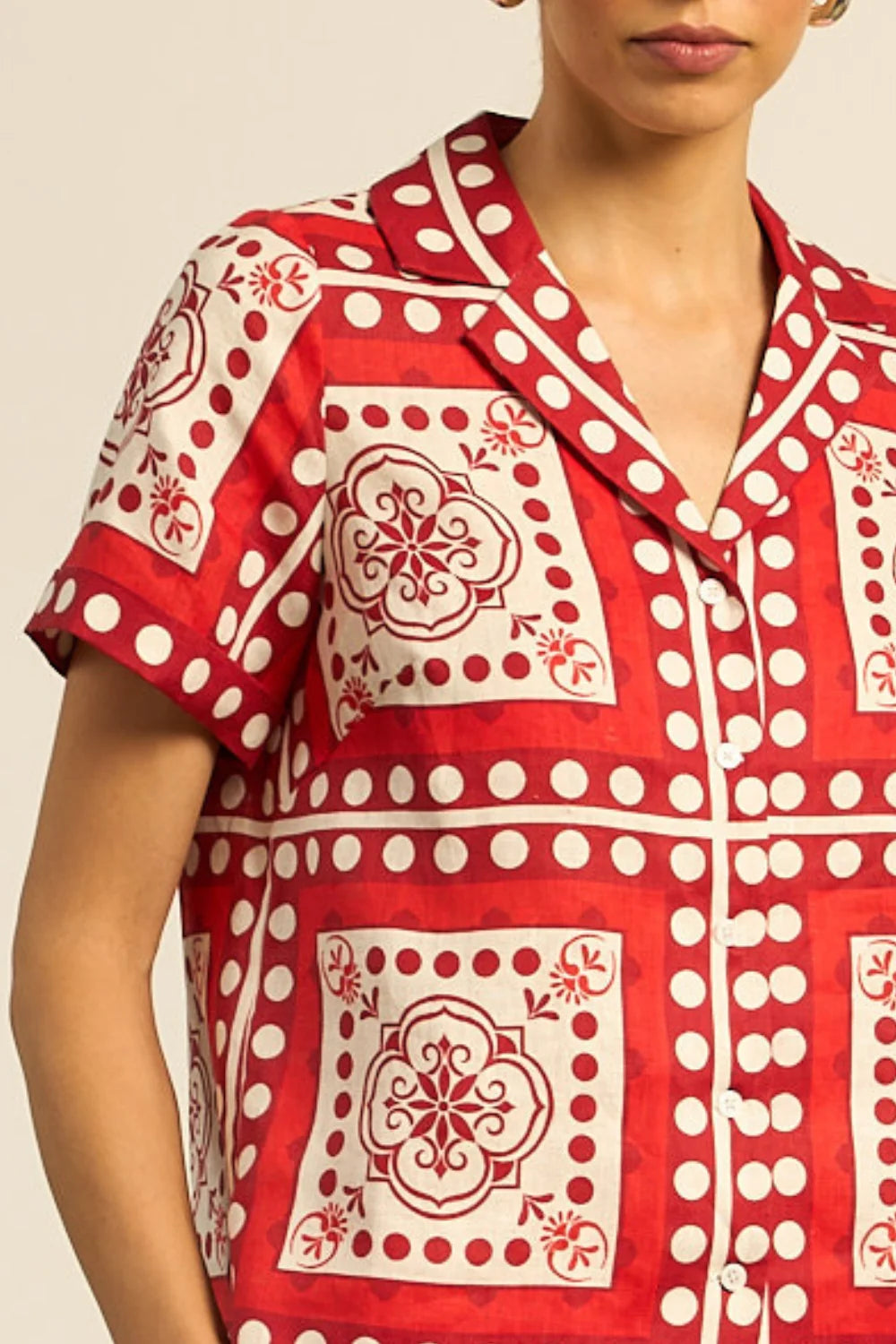 ZOE KRATZMANN | LUMEN TOP
an easy-fitting style defined by a traditional collar, subtle side splits, and porcelain shell buttons for contrast. designed for elevated everyday wear, it’s a piece that travels well and transitions with ease. finished in the distinguished scarf print, inspired by worldwide journeys.100% linen
easy-fitting, classic silhouette
traditional collar with subtle side splits at hem
ideal for travel or everyday wear
bespoke and distinguished scarf print, inspired by worldwide travels