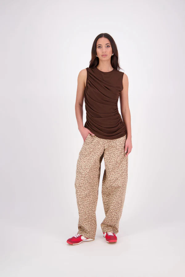 The N-E-S Demi Pant brings a fresh utilitarian feel to everyday dressing, featuring the much-loved Gin Pant upper. With a side seam zip, elasticated back waistband for comfort, and front pockets, it’s finished with barrel-style seams that taper at the hem for a flattering shape. Contrast topstitching adds a bold, modern touch. An easy-wearing style designed for movement and versatility.
Composition: cotton, lycra
Designed and Made in NZ