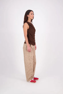 The N-E-S Demi Pant brings a fresh utilitarian feel to everyday dressing, featuring the much-loved Gin Pant upper. With a side seam zip, elasticated back waistband for comfort, and front pockets, it’s finished with barrel-style seams that taper at the hem for a flattering shape. Contrast topstitching adds a bold, modern touch. An easy-wearing style designed for movement and versatility.
Composition: cotton, lycra
Designed and Made in NZ