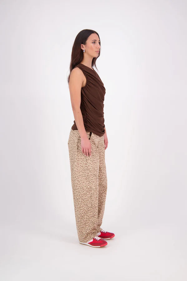 The N-E-S Demi Pant brings a fresh utilitarian feel to everyday dressing, featuring the much-loved Gin Pant upper. With a side seam zip, elasticated back waistband for comfort, and front pockets, it’s finished with barrel-style seams that taper at the hem for a flattering shape. Contrast topstitching adds a bold, modern touch. An easy-wearing style designed for movement and versatility.
Composition: cotton, lycra
Designed and Made in NZ