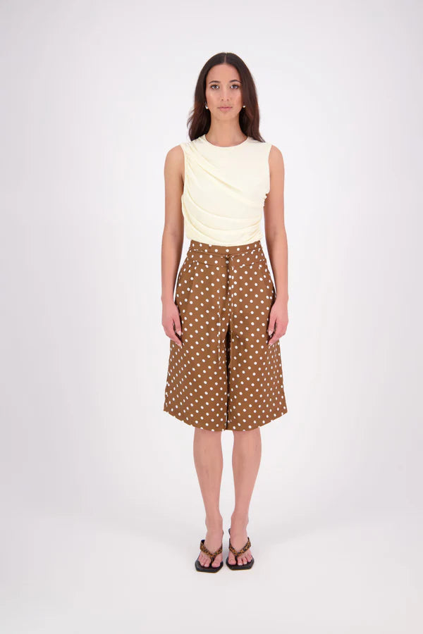 Rita Linen spot Short – Relaxed Summer Tailoring

The N-E-S Rita Short is a fresh update on our classic Gin Short, designed with a single front leg pleat for subtle shape and ease. It features a flat front with a decorative drawcord, elasticated back waistband for comfort, and angled front pockets. With a length finishing just below the knee, it’s the perfect blend of relaxed structure and everyday style.