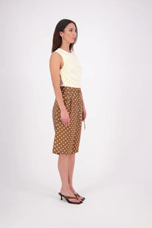 Rita Linen spot Short – Relaxed Summer Tailoring

The N-E-S Rita Short is a fresh update on our classic Gin Short, designed with a single front leg pleat for subtle shape and ease. It features a flat front with a decorative drawcord, elasticated back waistband for comfort, and angled front pockets. With a length finishing just below the knee, it’s the perfect blend of relaxed structure and everyday style.