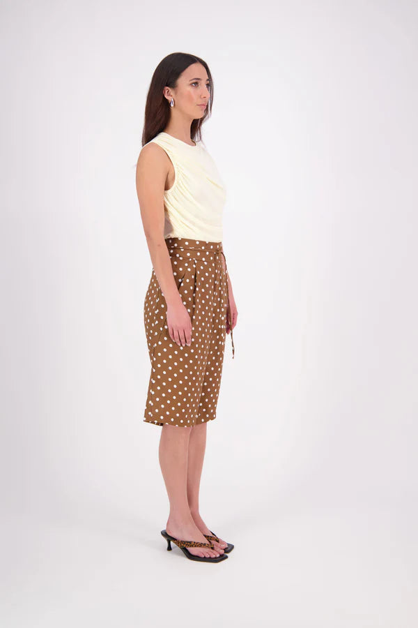 Rita Linen spot Short – Relaxed Summer Tailoring

The N-E-S Rita Short is a fresh update on our classic Gin Short, designed with a single front leg pleat for subtle shape and ease. It features a flat front with a decorative drawcord, elasticated back waistband for comfort, and angled front pockets. With a length finishing just below the knee, it’s the perfect blend of relaxed structure and everyday style.