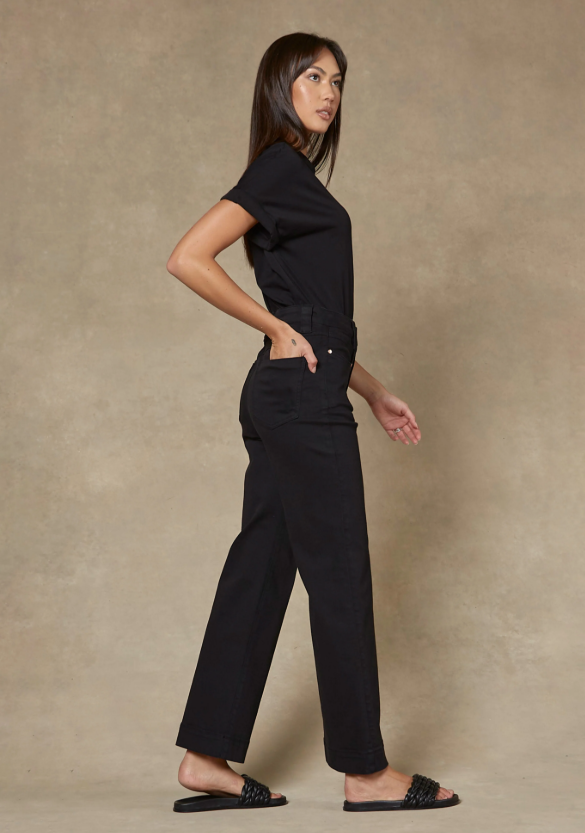 Maarte Jean by Dricoper in stretch denim, featuring a flattering high-rise waist and a softly wide leg that finishes at the ankle for a modern, relaxed silhouette. Made from 98% cotton and 2% elastane for comfortable everyday wear. Model is 176cm tall and wears a size 8/Small.