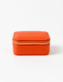 STELLA + GEMMA | JEWEL BOX | MELON

A compact rectangular jewellery box crafted in smooth PU leather, measuring 85 x 85 x 40mm. Ideal for storing rings, earrings, and those little treasures that deserve a safe, stylish home.