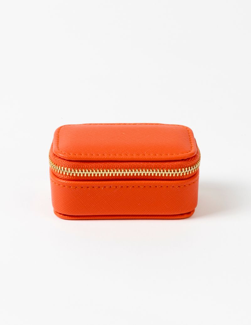 STELLA + GEMMA | JEWEL BOX | MELON

A compact rectangular jewellery box crafted in smooth PU leather, measuring 85 x 85 x 40mm. Ideal for storing rings, earrings, and those little treasures that deserve a safe, stylish home.