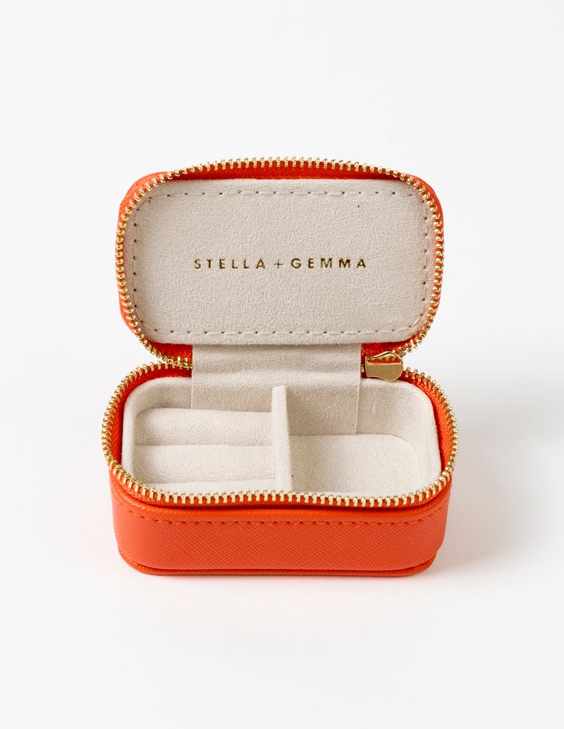 STELLA + GEMMA | JEWEL BOX | MELON

A compact rectangular jewellery box crafted in smooth PU leather, measuring 85 x 85 x 40mm. Ideal for storing rings, earrings, and those little treasures that deserve a safe, stylish home.