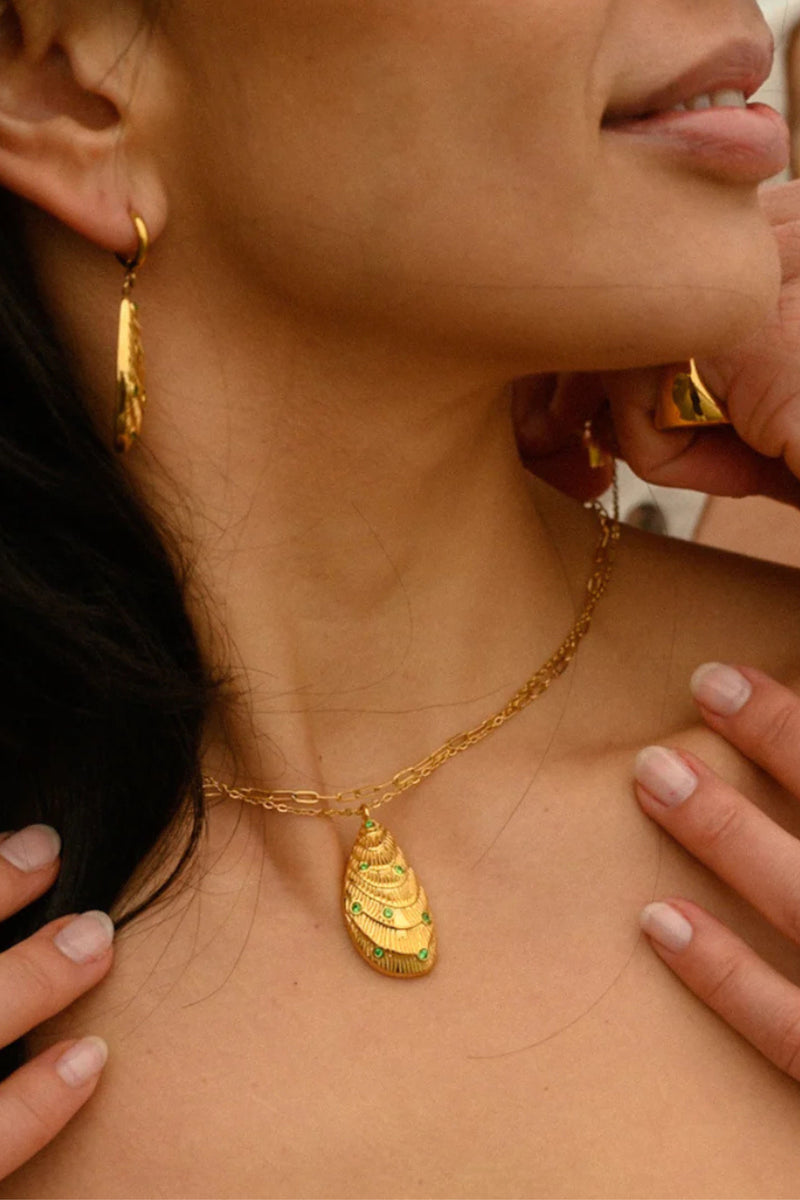 Immerse yourself in the elegance of the ocean with the PĀMU MOANA NECKLACE. Inspired by the unique textures and forms of mussel shells, each piece encapsulates the raw, untamed essence of the sea with intricate shell-inspired detailing and exquisite craftsmanship.&nbsp;

Perfect for both special occasions and everyday wear, the 'Moana' necklace adds a touch of oceanic charm to any outfit. The design reflects the serene beauty of the ocean, creating timeless accessories that complement any style. Experience 